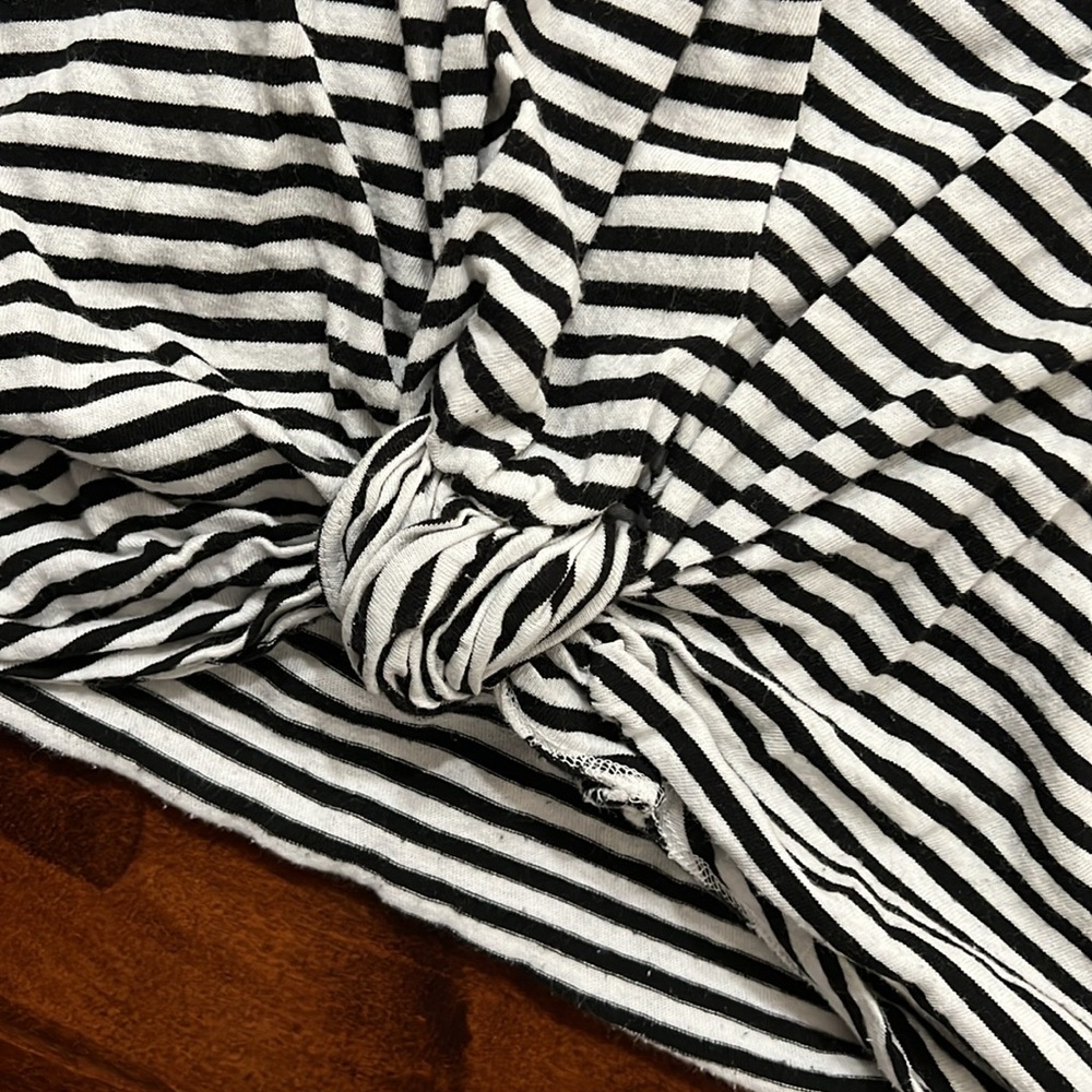 Frame rolled knot tee - Picture 7 of 11